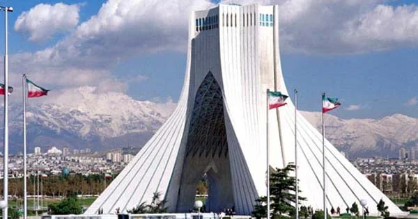 Fransada tələbələrə zorakılıq İranı "özündən çıxartdı"