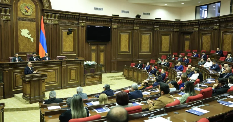 Ermənistan parlamentində deputatlar arasında əlbəyaxa dava düşüb