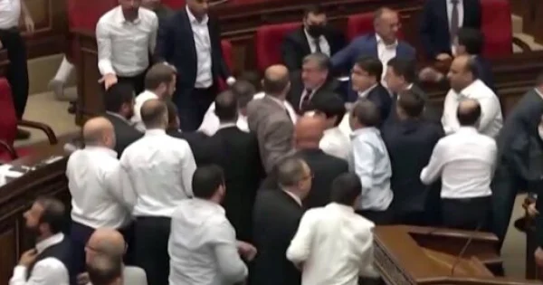 Стычка в парламенте Армении произошла после спора депутата со спикером