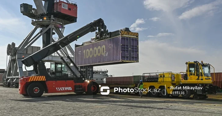 Бакинский морской порт нарастил контейнерные перевозки более чем на 30% за девять месяцев
