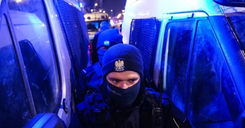 В Польше полиция с дронов следит за водителями, предупреждающими морганием фар