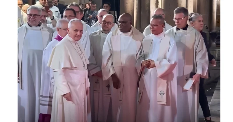 Papanın qaradərili şəxsə əlini havada qoyması müzakirə yaratdı (Video)
