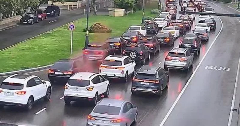 Yağış Bakı yollarında tıxac yaratdı SİYAHI