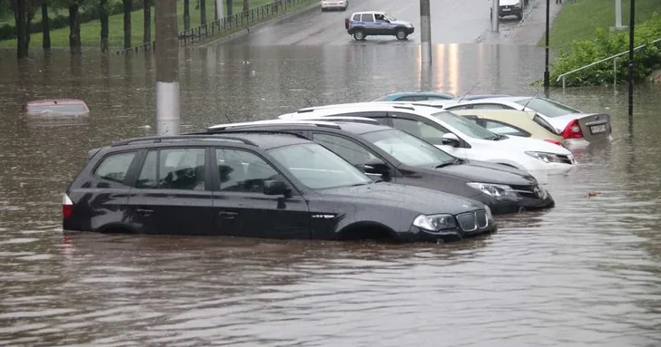 Автомобиль оказался под водой после дождя: что покрывает страховка в Азербайджане?
