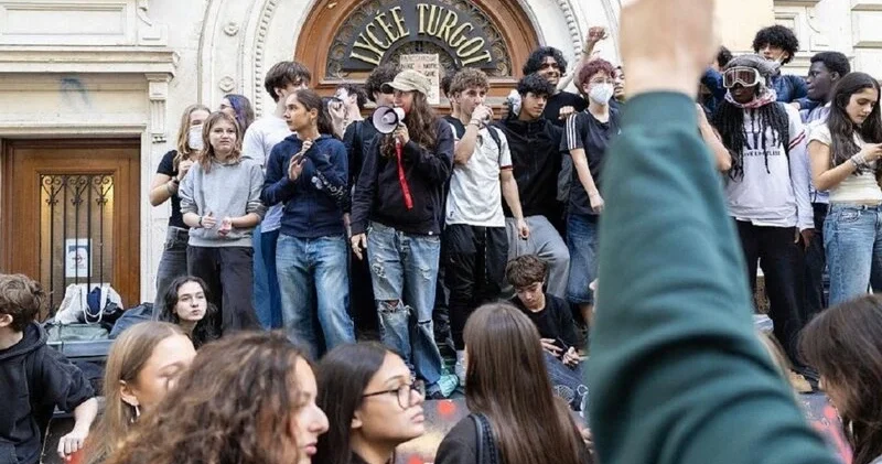 Parisdə minlərlə orta məktəb və universitet tələbəsi nümayiş keçirib