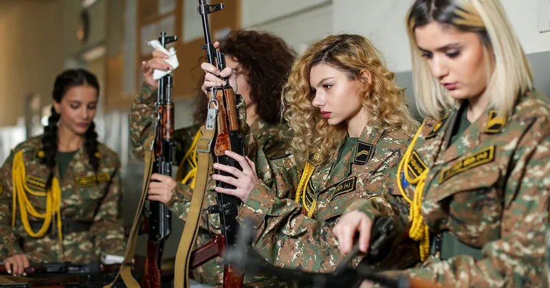 Ermənistanda qadın hərbçilərə qadağa: “Makiyaj etməyin, pomada vurmayın!”