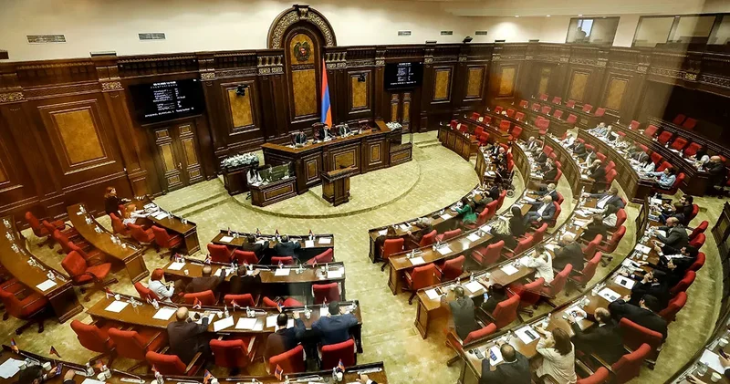 Парламент Армении без участия оппозиции утвердил численность комиссии по ААЦ