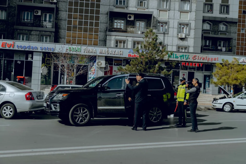 Naxçıvanda polis əməkdaşları tərəfindən reydlər aparılır