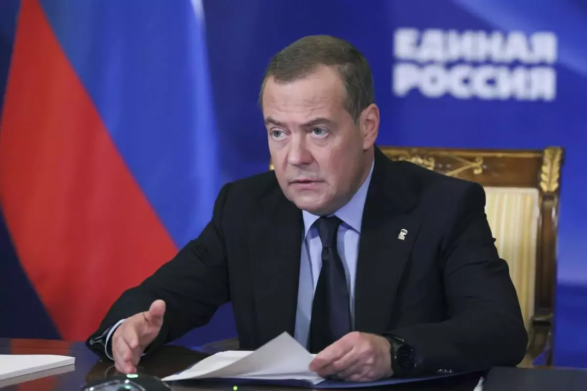 Dmitri Medvedev: Kamala Harrisin işi bitib