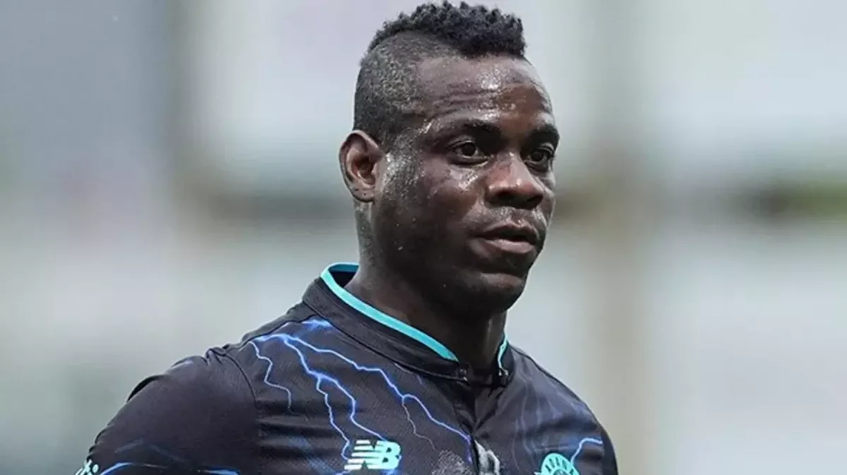 Balotelli uzun aradan sonra geri qayıtdı, 2 dəqiqə sonra sarı aldı FOTO