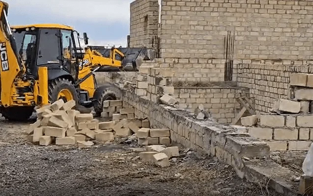 Gəncədə qanunsuz tikili söküldü Video