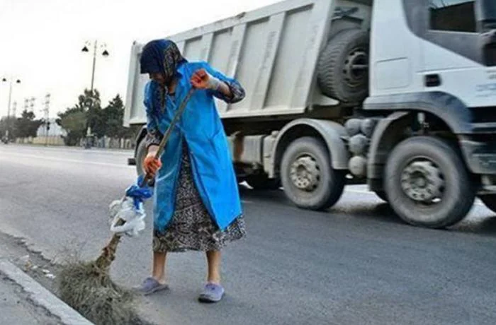 Süpürgəçini maşın vurub öldürdü