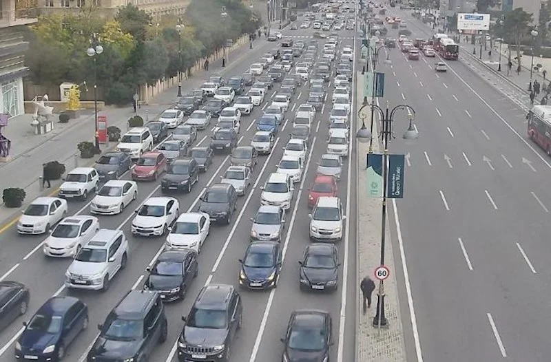 Bakıda yollar yenə tıxaclıdır Siyahı