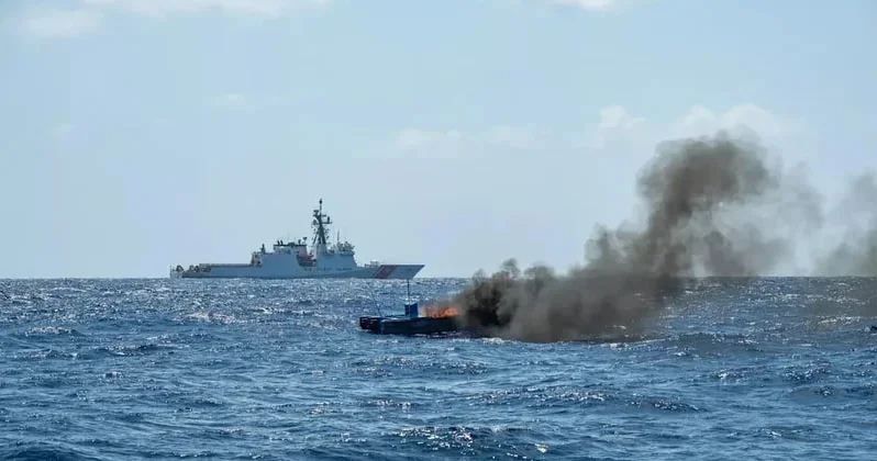 ABŞ Sakit okeanda qaçaqmalçılara məxsus gəmiyə ZƏRBƏ ENDİRDİ VİDEO