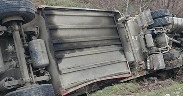 Ağdərədə yük maşını aşdı Sürücü ağır yaralandı