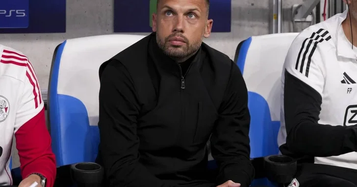 Соперник Карабаха уволил Джона Хейтингу с поста главного тренера и хочет вернуть тен Хага