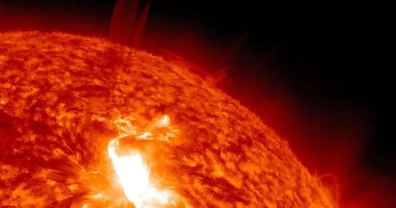 Ученые показали кадры красивой вспышки на Солнце ВИДЕО