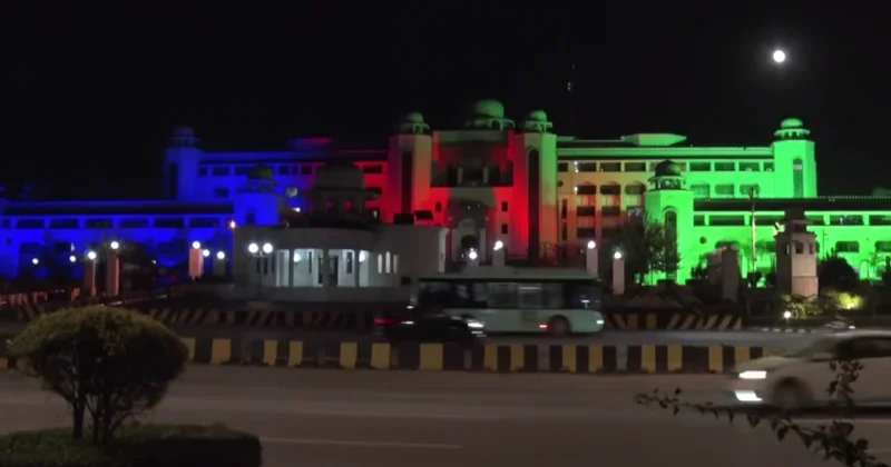 Здания в Пакистане окрасились в цвета флага Азербайджана ВИДЕО