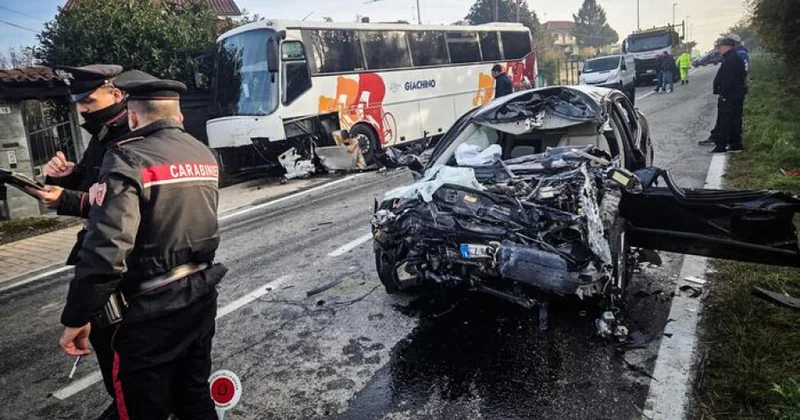 İtaliyada minik avtomobili ilə məktəbli avtobusunun toqquşması nəticəsində 1 nəfər ölüb, 20 si yaralanıb