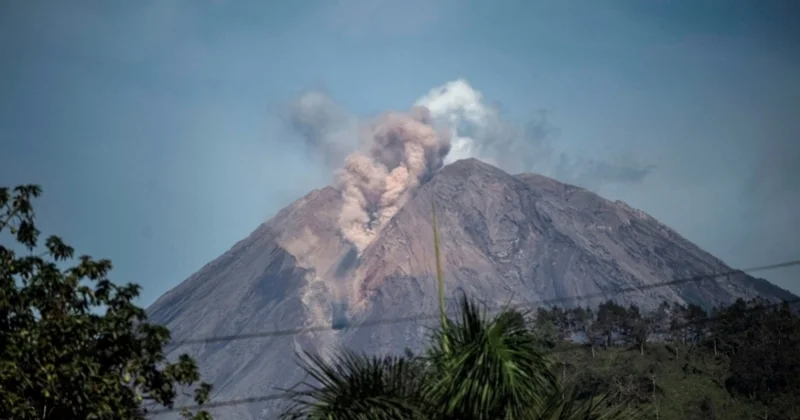 İndoneziyada Semeru vulkanı püskürüb