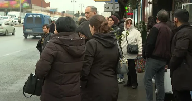 В Баку не хватает павильонов на автобусных остановках: проблема обостряется в непогоду