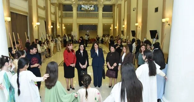 Nəsimi rayonunda Zəfər günü ərəfəsində sərgi təşkil olunub FOTOLAR