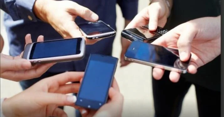 İl ərzində birdən artıq telefon gətirənlər bu qədər rüsum ödəyəcək