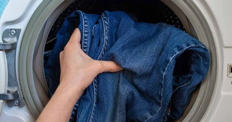 Cins şalvarınızı yuymazdan əvvəl bunu edin illərlə yeni kimi qalsın!