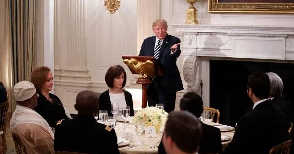 Trampın mətbuat konfransı yarımçıq dayandırıldı