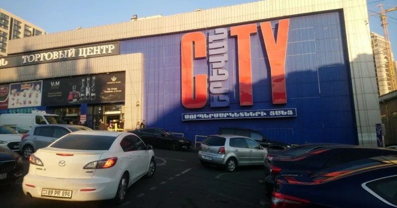 İrəvanın ən böyük marketində yanğın baş verib