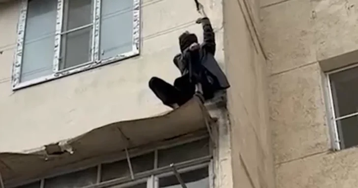 Мужчина оказался на металлическом козырьке между этажами: в Баку провели спасательную операцию