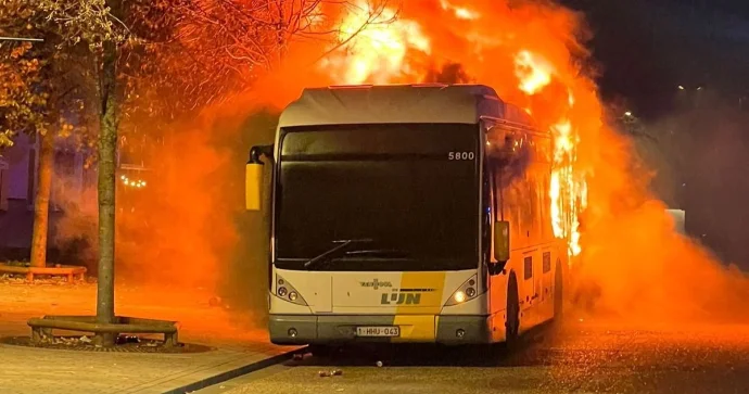 Azarkeşlərinin olduğu avtobus yandı