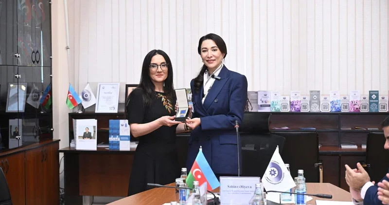 Milli Qəhrəmanın xanımı təltif edildi FOTO