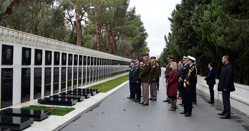 Amerikalı general Şəhidlər xiyabanına getdi Fotolar