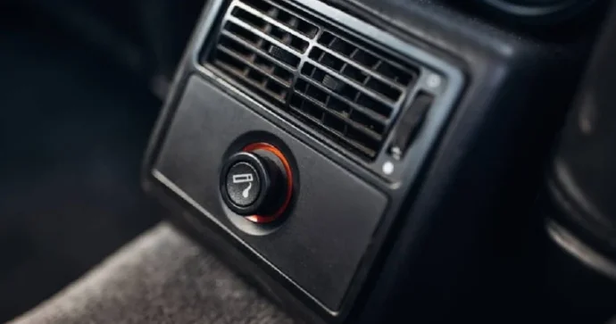 Maşındakı siqaret yandırma portunda telefon şarj etmək təhlükəlidir SÜRÜCÜLƏRƏ TÖVSİYƏ