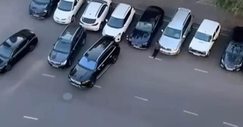 Дорогу в центре Баку превратили в парковку ВИДЕОФАКТ