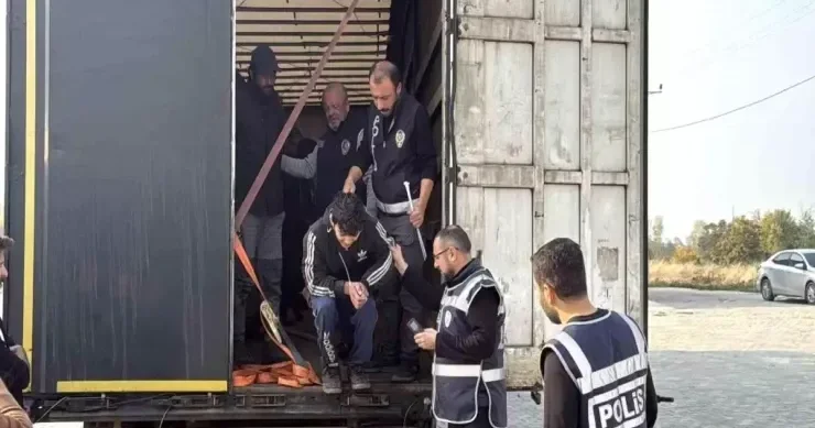 Türkiyədə gizli miqrant daşıyan azərbaycanlı sürücü saxlanıldı