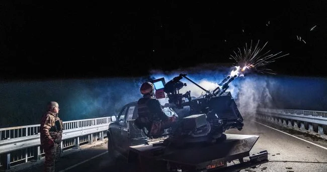 Gecənin dron savaşı: iki cəbhədə Rusiya Ukraynanı vurur, Ukrayna cavab verir