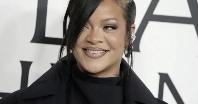 Üçüncü uşaqdan sonra ilk dəfə qırmızı xalıda Fotolar