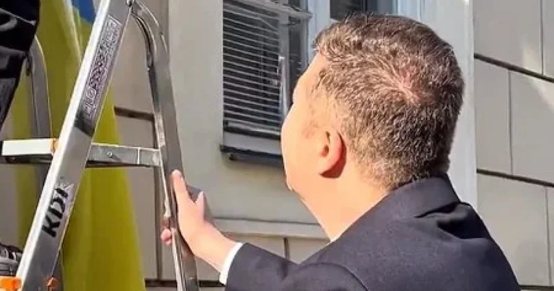 Окамура снял украинский флаг с чешского парламента видео