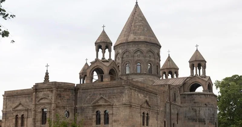 Армянская церковь лишила сана еще одного сторонника Пашиняна