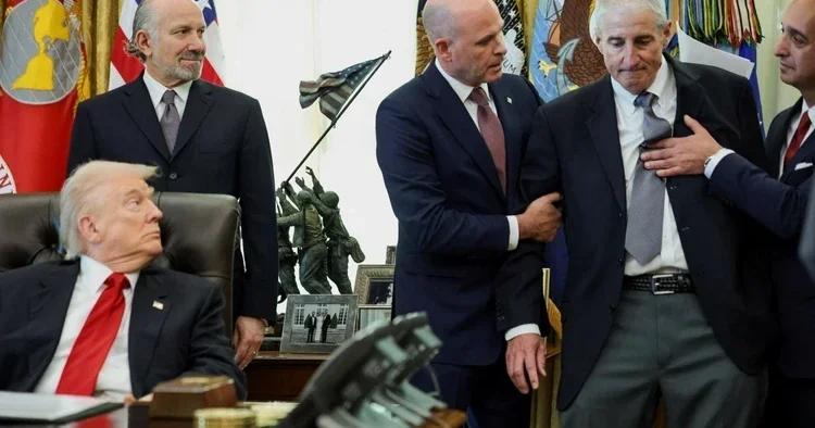 Пресс конференция Трампа прервалась из за упавшего в обморок человека ВИДЕО