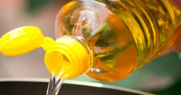 Ərinin sifətinə 3 litr qaynar yağ töküb öldürən qadın: Uşağın yanında məni zorladı