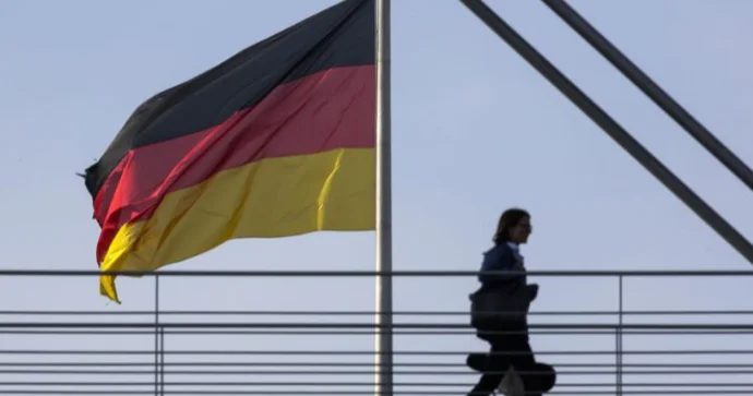 Almaniyada avtomobil və binaların üzərinə qanla svastikalar çəkildi