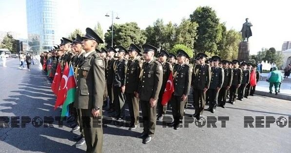 Bakıda hərbçilərin zəfər yürüşü başladı