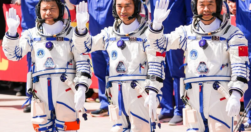 Китайские астронавты не могут вернуться на Землю