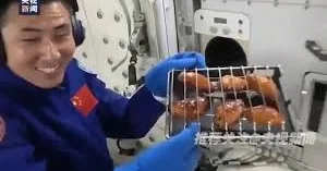 Китайские астронавты оказались заблокированы на станции