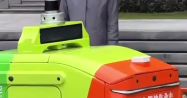 Кадры с уборщиком и роботом из Китая завирусились в сети ВИДЕО