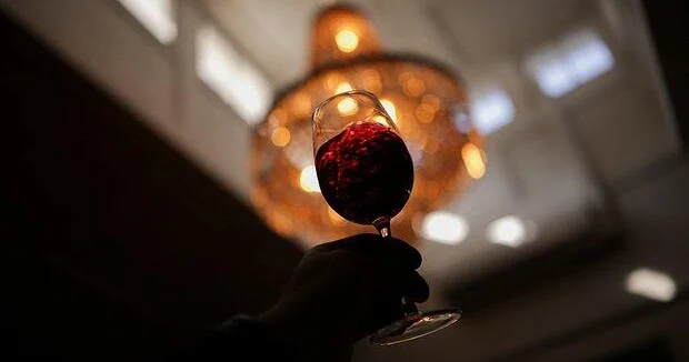 Разрушен миф о полезном бокале вина