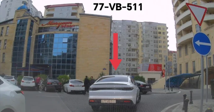 Nişan sola göstərir, sürücü isə sağa dönüb əks istiqamətə çıxır VİDEO